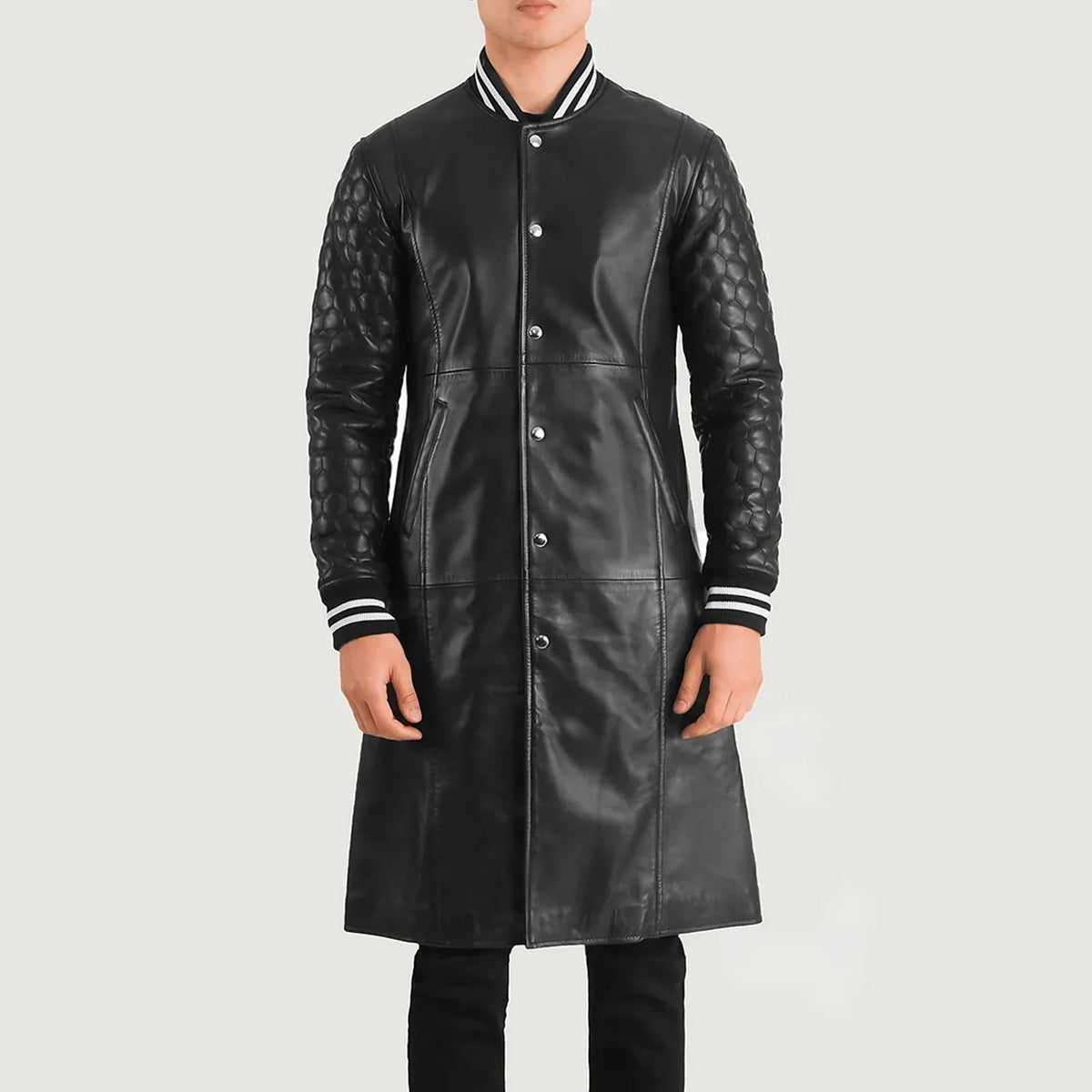 
Närbildsdetalj of Varsity collar & Snap Button button Hardware on Wilde Svart Leather Varsity Läderrock för Herr