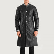 
Närbildsdetalj of Varsity collar & Snap Button button Hardware on Wilde Svart Leather Varsity Läderrock för Herr
