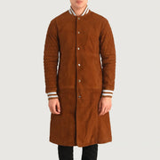 Close-Up Detail of Varsity collar &amp; Snap Button button Hardware on Wilde Brun Suede Varsity Coat för Herr