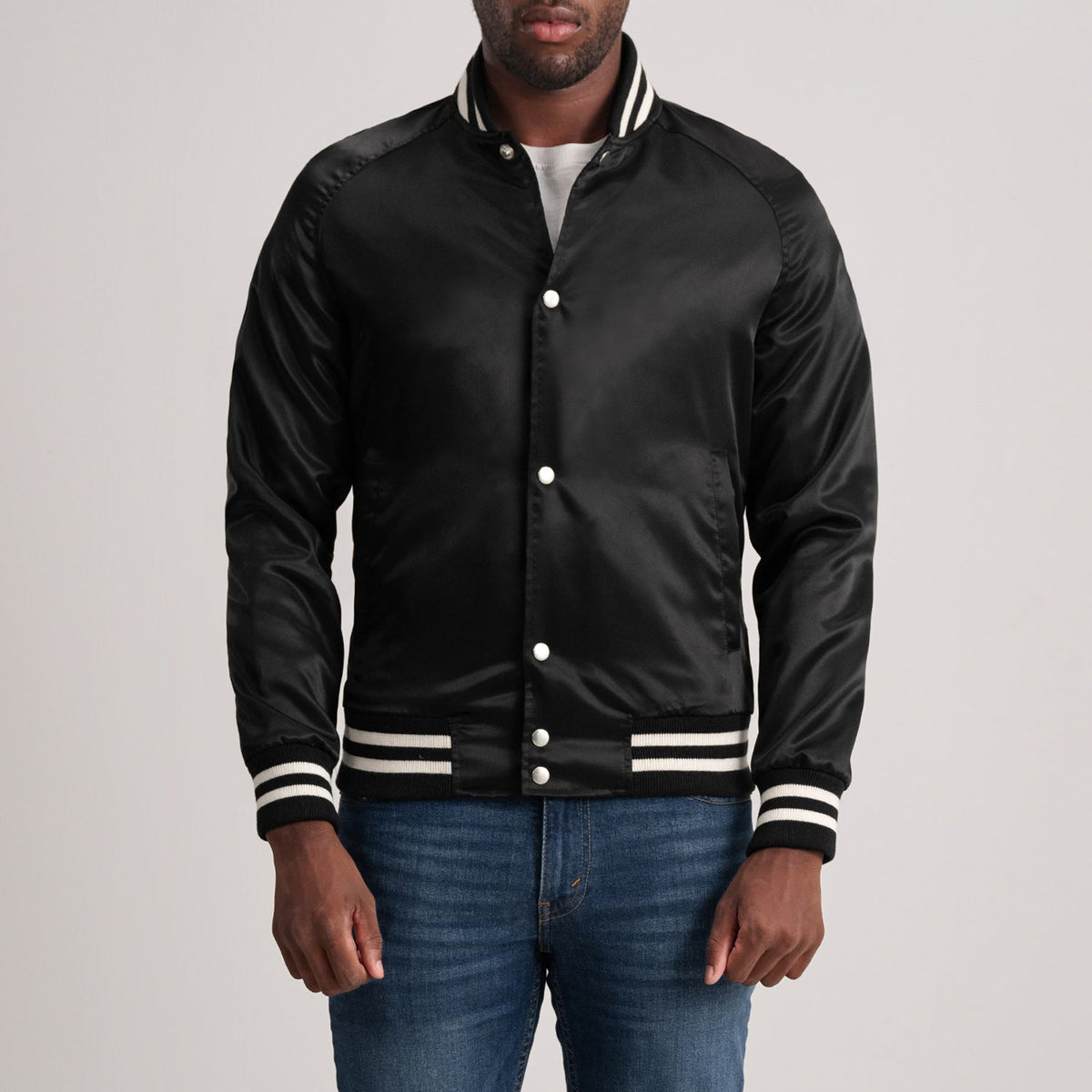 Xander Svart Varsity Läderjacka för Herr in Black Satin - Front Profile View &amp; Tailored Silhouette | Buy Online