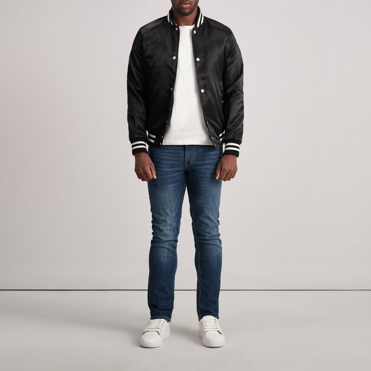 Close-Up Detail of Varsity &amp; Button Hardware on Xander Svart Varsity Läderjacka för Herr