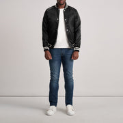 Close-Up Detail of Varsity &amp; Button Hardware on Xander Svart Varsity Läderjacka för Herr