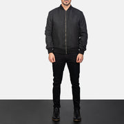Men's Zack Svart Bomberjacka i Läder för Herr - Lateral Side Profile View Showing Sleeve Cut &amp; Athletic Taper Fit