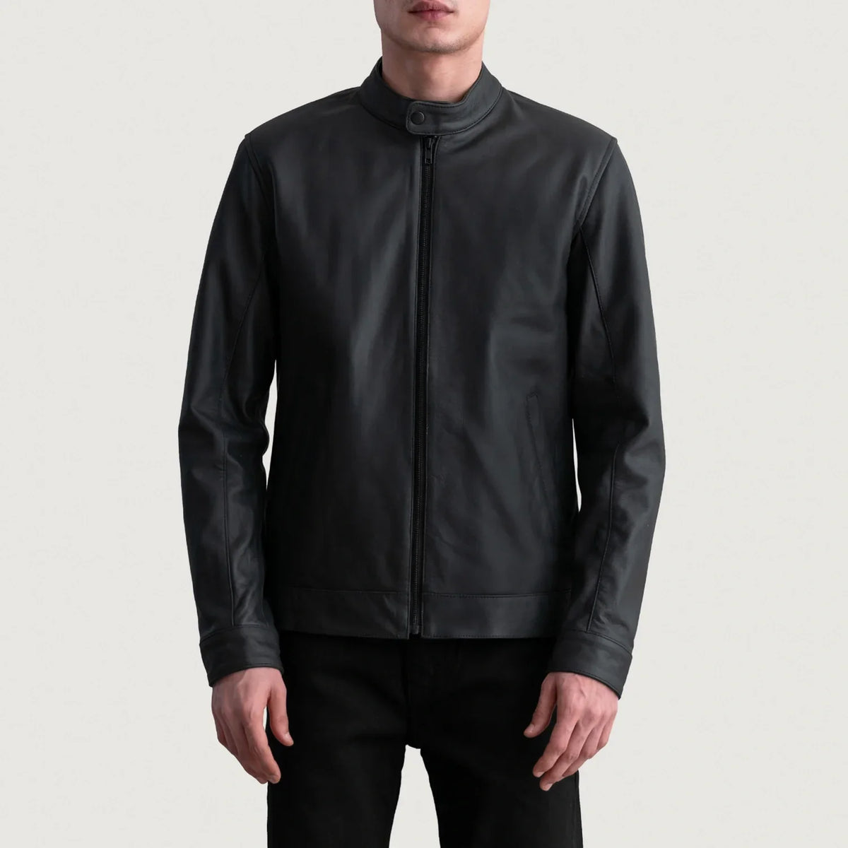 Zen Matte Svart Bikerjacka i Läder för Herr - Lateral Side Profile View Showing Sleeve Cut &amp; Athletic Taper Fit