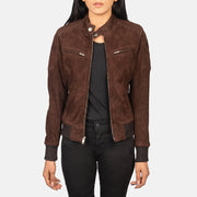 
Zenna Mocha Suede Bomber Jacket in Brown Goat Suede - Framifrån med skräddarsydd silhuett | Handla online
