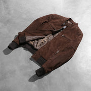 
Passformsperspektiv på  Zenna Mocha Suede Bomber Jacket på modell i naturligt dagsljus